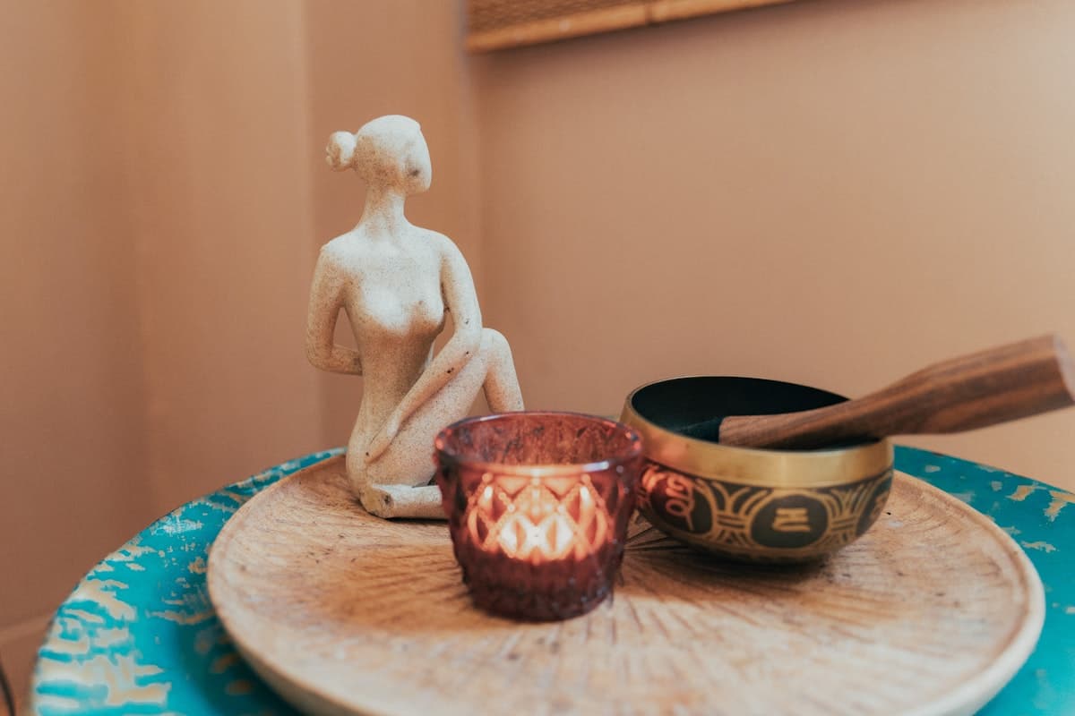 A candlelit vinyasa class in a low-lit Porto studio